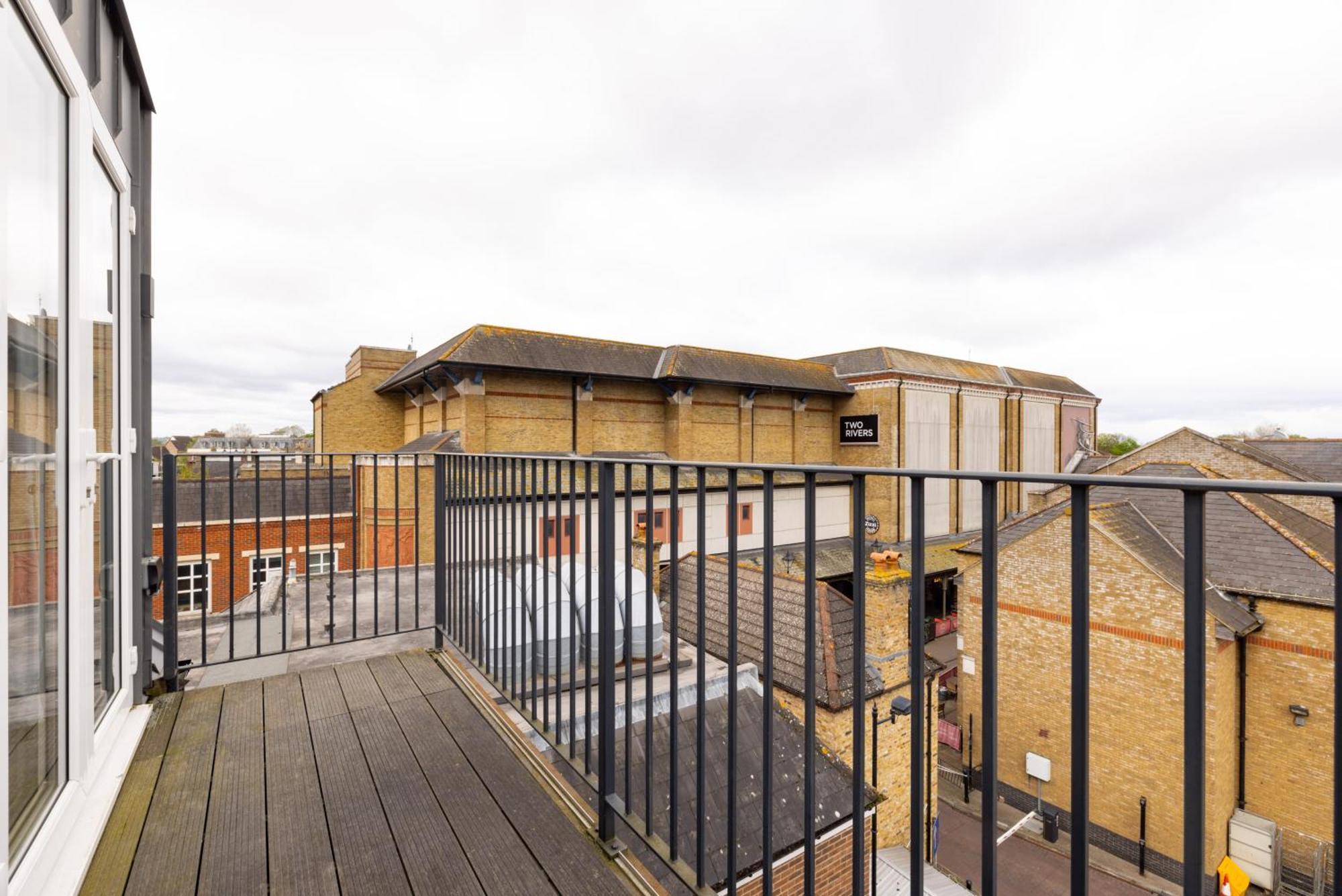 Charles Hope Staines Centre Apartment Bagian luar foto